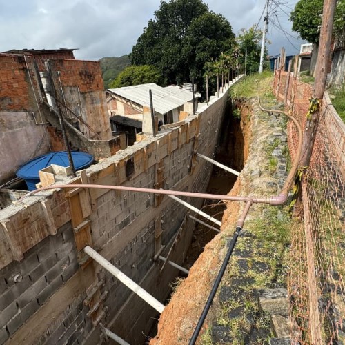 Obras Públicas de Barra do Piraí chega a 80% da construção de muros de contenção na Caixa D’Água